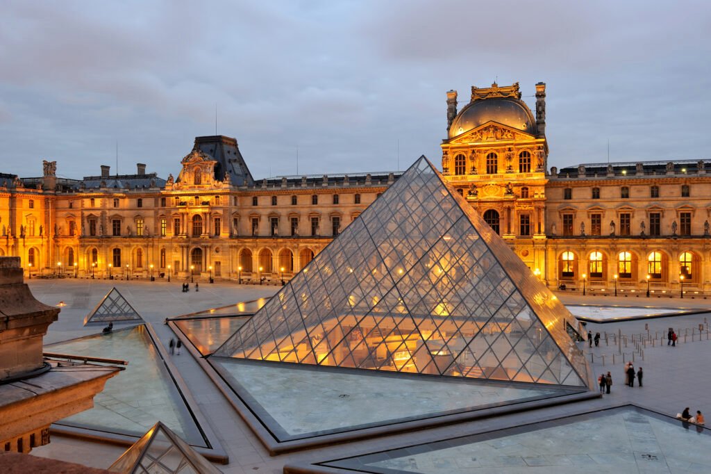 Extérieur du Louvre et Pyramide du Louvre